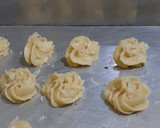 Foto langkah ke 2 dari resep Kue sagu keju.
