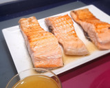 Foto del paso 4 de la receta: Salmón a la plancha con vinagreta de crema de miel de romero