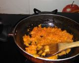 A picture of step 2 of Papaya halwa.