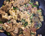 Foto del paso 3 de la receta: Revuelto de espárragos, champiñones y jamón