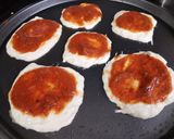 Foto del paso 5 de la receta: Mini pizzas exprés