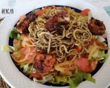 Foto del paso 8 de la receta Ensalada templada con gambas, cebolla y gulas crujientes
