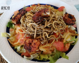 Foto del paso 8 de la receta: Ensalada templada con gambas, cebolla y gulas crujientes