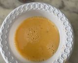 صورة لخطوة 4 من وصفة -بيض بالطماطم وجبن الحلوم 🍳😋