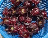 Foto langkah ke 1 dari resep Es Bunga Rosela.