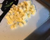 Une image de l'étape 4 de Salade composée marinée à l iceberg,pomme de terre,tomates séchées et tomme de brebis au poivre.