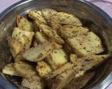 Foto langkah ke 2 dari resep Spicy Potato Wedges.
