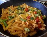 Une image de l'étape 7 de Pennes aux légumes et crevettes sautées à l'ail.