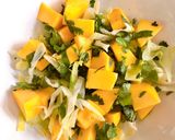 Hình bước làm 2 của món 🌱 Salad Xoài Ngò (Raw Vegan)