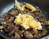 รูปขั้นตอนการทำที่ 3 ของ เห็ดหูหนูผัดไข่