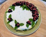Foto del passaggio 13 della ricetta Cheesecake al basilico, limone e miele con yogurt, pinoli e morette di rovo
