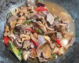 Foto langkah ke 3 dari resep Tumis jeroan (ampela, ati ayam, usus ayam).