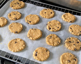Foto del paso 5 de la receta: Galletas de avena con chips de chocolate