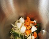 Foto del paso 1 de la receta: Sopa de cebolla y verduras con croutons
