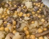 Foto del paso 5 de la receta: Guiso de garbanzos, setas y coliflor ✨