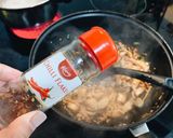 รูปขั้นตอนการทำที่ 10 ของ ไก่ผัดน้ำมันพริกเหล่ากันมา Laoganma
