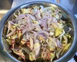 Une image de l'étape 2 de Salade castelfranco aux tomates oignon rose jambon blanc et leicester.