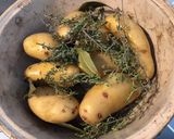 Une image de l'étape 4 de Pommes de terre aux herbes aromatiques du jardin (cuisson au diable).