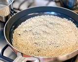Foto del paso 4 de la receta: 🇮🇹 RISOTTO “ACQUERELLO” con reducción de oporto y praliné de avellanas (Italia)
