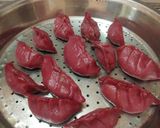 A picture of step 4 of Beetroot chicken momos.