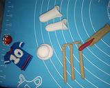 A picture of step 12 of Cricket 🏏 theme cake.