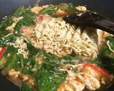 Foto langkah ke 4 dari resep Mie Tek Tek / Mie Kuah Pedas (Indomie Goreng Instan).