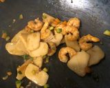 Foto del passaggio 7 della ricetta Gnocchi di riso con mazzancolle e verdure