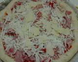 Foto del paso 2 de la receta: Pizza de jamón york glaseado y beicon con el borde relleno de queso 