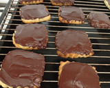 Foto del paso 7 de la receta: Galletas cubiertas con chocolate para mis compañeros 🤓😎