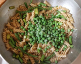 Foto del paso 4 de la receta: Pasta con espárragos, camarones y chícharos en una sola olla