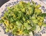 Une image de l'étape 1 de Salade de sucrine tomates maquereau carotte et piment vert.