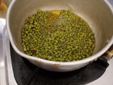 Peyek kacang hijau