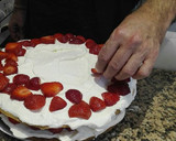 Foto del paso 5 de la receta: Tarta de nata y fresas con hojaldre