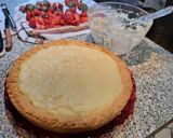 Foto del passaggio 7 della ricetta Crostata di fragole con crema pasticcera senza burro e senza panna con gelatina naturale