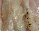 Foto del paso 1 de la receta: Filetes de pechuga de pollo a las finas hierbas empanados