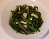 A picture of step 3 of Fried Paco Fern (Thai Style).