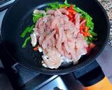 Foto del paso 2 de la receta: Mini penne en salsa bechamel con salteado de tiras de pechuga