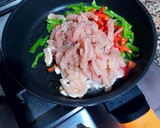 Foto del paso 2 de la receta: Mini penne en salsa bechamel con salteado de tiras de pechuga