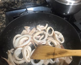 Foto del paso 4 de la receta: Arroz meloso con calamares y alcachofa