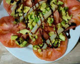 Foto del paso 3 de la receta: Ensalada de tomate rosa con aguacate