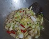 Foto langkah ke 2 dari resep Tumis Sawi Bakso Pedas.