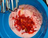 Foto langkah ke 5 dari resep Es Krim Strawberry Homemade.