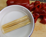 Foto del paso 1 de la receta: Pinchitos de pollo o pavo al grill con pimiento macerados con soja para aperitivo