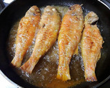 Foto del paso 3 de la receta: Salmonetes en escabeche de pimentón ahumado y tomates secos