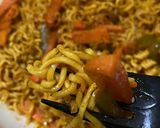 صورة لخطوة 3 من وصفة اندومي بالخضار🥕🫑