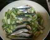 Foto del paso 2 de la receta: Sardinas fritas en salazón y ajos tiernos