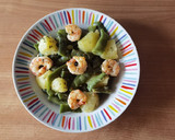 Foto del paso 6 de la receta: Verduras salteadas con gambones