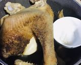 Hình bước làm 1 của món Gà luộc nguyên con không cần nước, thái kiểu lóc xương không cần chặt, và nước dùng gà ngon từ xương