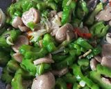 Foto langkah ke 4 dari resep Tumis Pare Bakso Jamur.