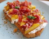 Foto del paso 6 de la receta: Torrada de queso crema, nectarinas y jamón